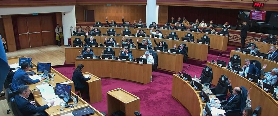 CON LO JUSTO. Sin mayoría, el oficialismo y aliados lograron la sanción gracias a la permanencia de la oposición.