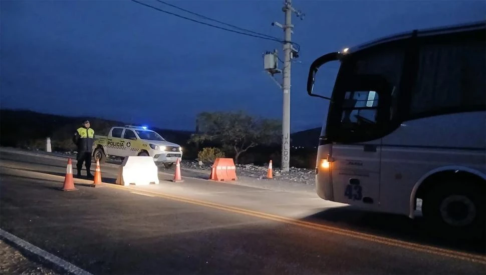 PASO NEGADO. La ruta 307 estará cerrada al menos hasta hoy a las 8, cuando las autoridades vuelvan a evaluar su situación para reabrirla o no.