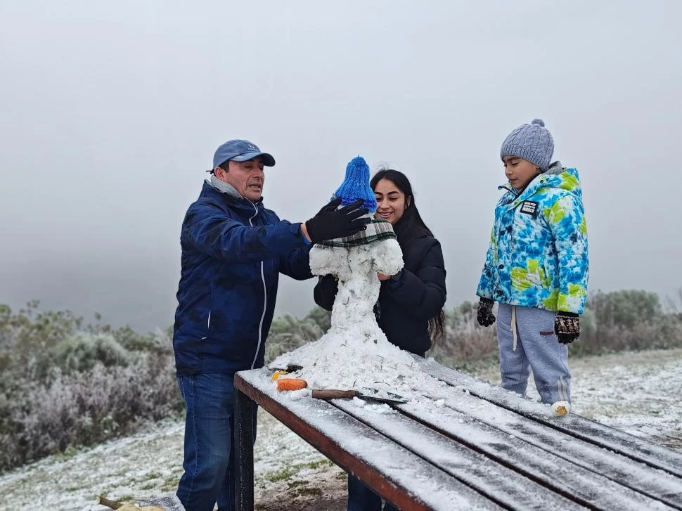 PARA EL RECUERDO. Julio, junto a su hija, Micaela y su nieto, Valentín, moldean un muñeco con nariz de zanahoria y ojos de cáscara de naranjas.
