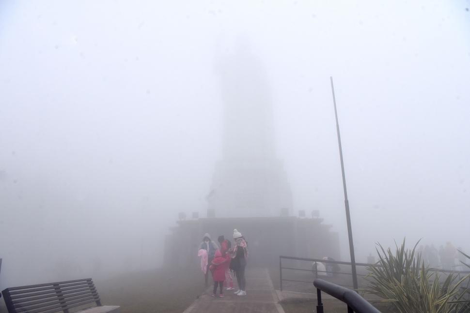 CASI INVISIBLE. El enorme monumento que distingue a San Javier, pareció una sombra ante la densa niebla que cubrió la zona el martes.