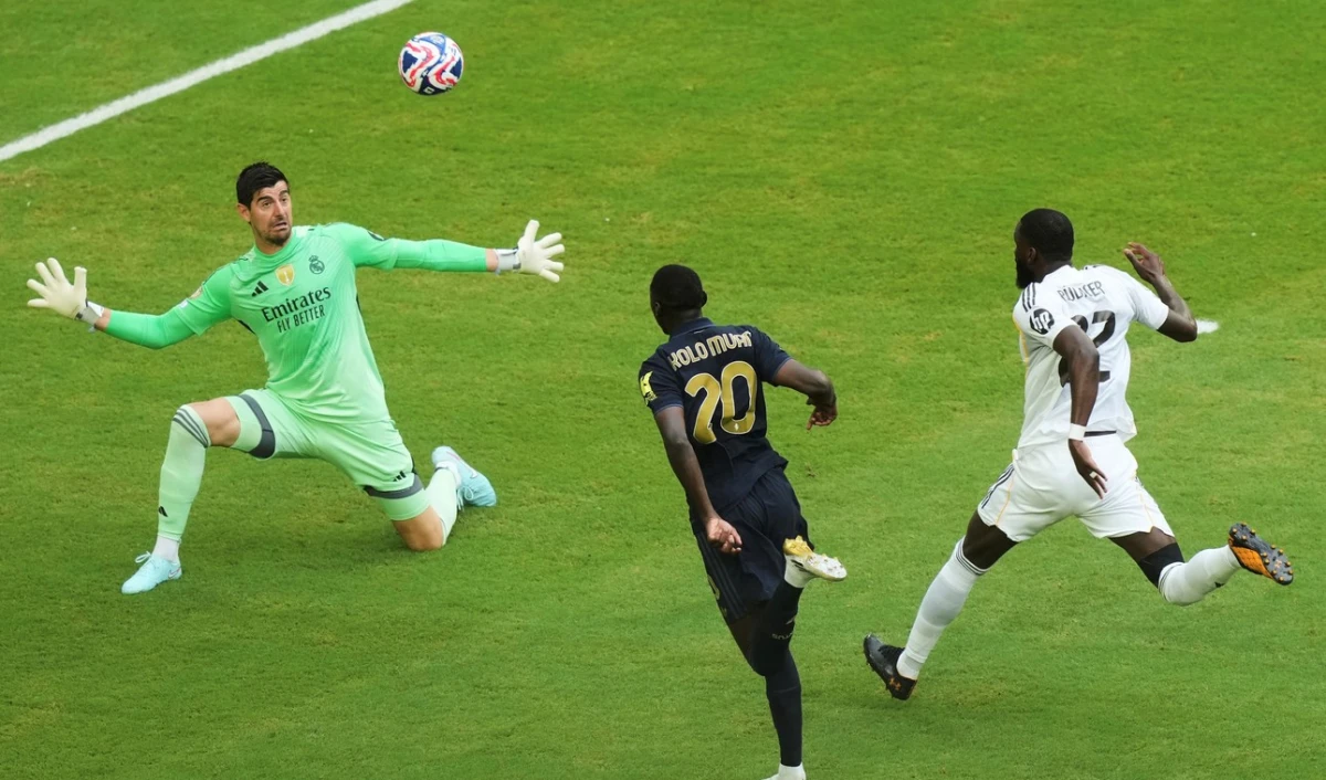 El recuerdo de Dibu lo atormenta: Kolo Muani erró otro gol imposible