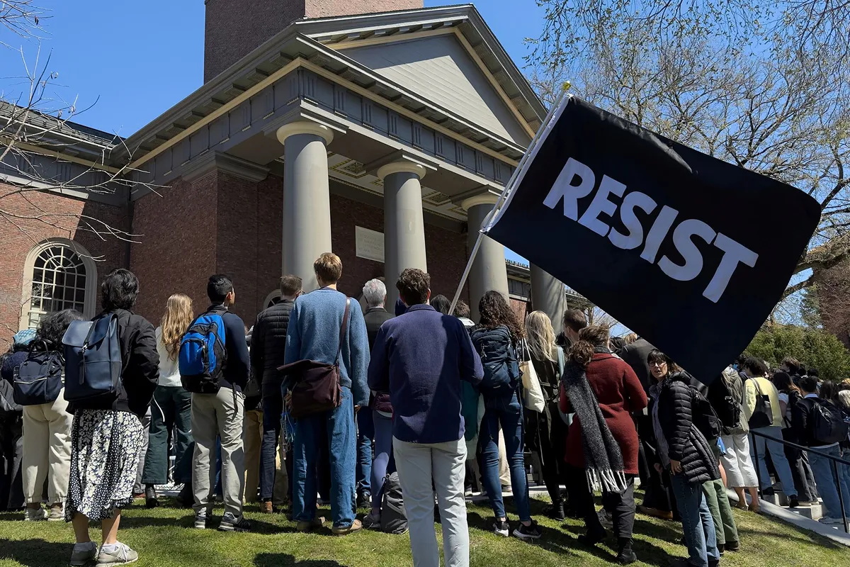 UNIVERSIDADES EN CRISIS. La tensión entre Harvard y la Administración de Trump volvió a escalar con acusaciones de antisemitismo y amenazas de corte de fondos.