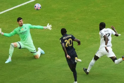 El recuerdo de Dibu lo atormenta: Kolo Muani erró otro gol imposible