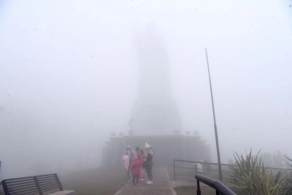 CASI INVISIBLE. El enorme monumento que distingue a San Javier, pareció una sombra ante la densa niebla que cubrió la zona el martes.