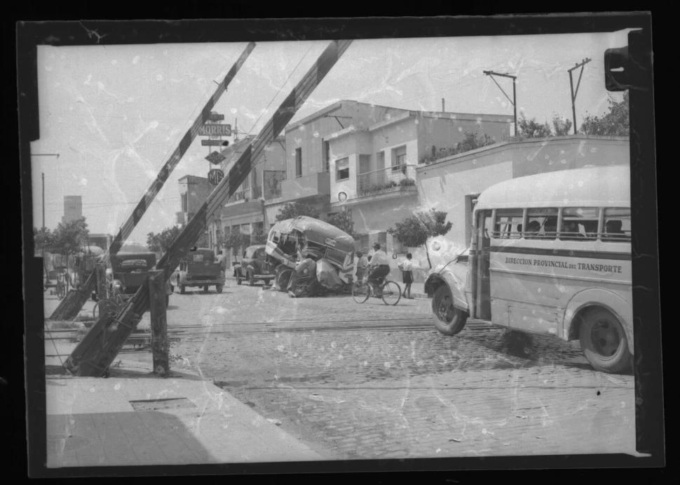 Recuerdos fotográficos: 1957. Cuando la locomotora se llevó puesto el ómnibus