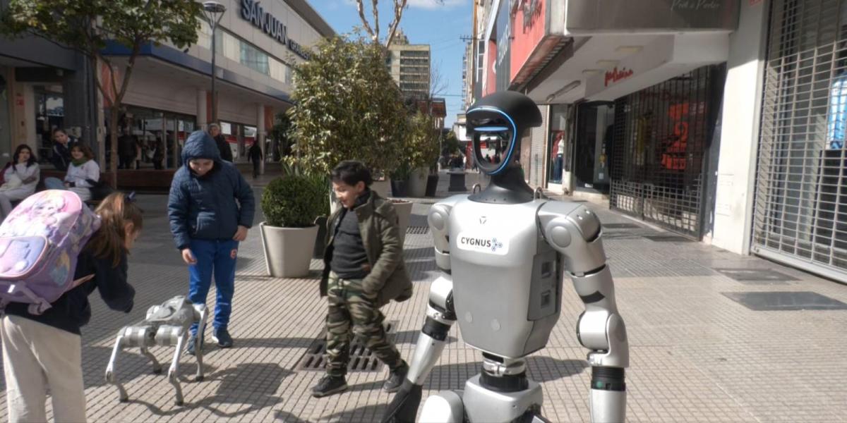 Chicho y Amancio, los robots que interrumpieron la rutina en pleno centro tucumano