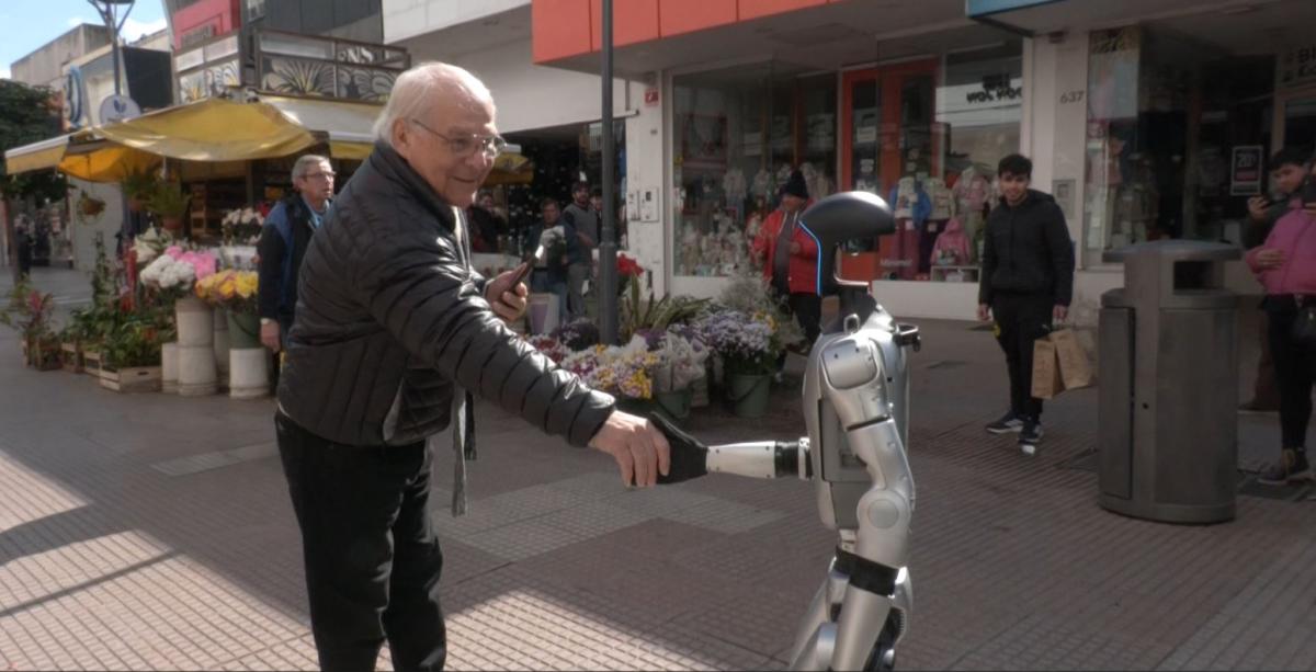 Chicho y Amancio, los robots que interrumpieron la rutina en pleno centro tucumano