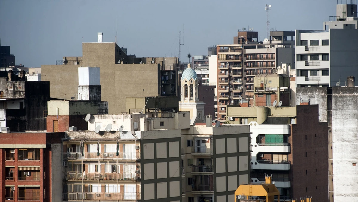 EN ALTURA. Muchos tucumanos que habitan edificios de altura sintieron el movimiento telúrico de esta madrugada. 