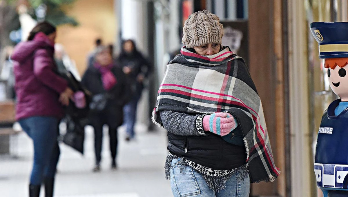 CON TODO. Guantes, bufandas y gorritos serán indispensables al menos para el resto de la semana.