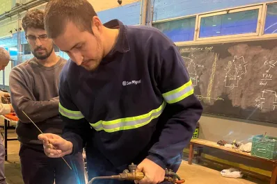 Un oficio con gran salida laboral: se graduaron los primeros instaladores de aires de la Facet