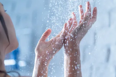Lo que nunca deberías hacer al ducharte en invierno, según una especialista