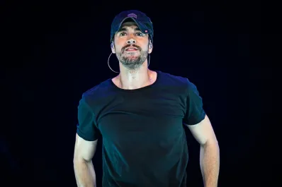 Enrique Iglesias regresa a España tras cinco años: reencuentro con su público y posible visita familiar