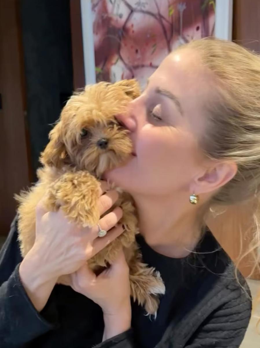 Amelie, la mascota de Barbie Simons, vive rodeada de comodidades, incluyendo chalecos LED y ropa personalizada