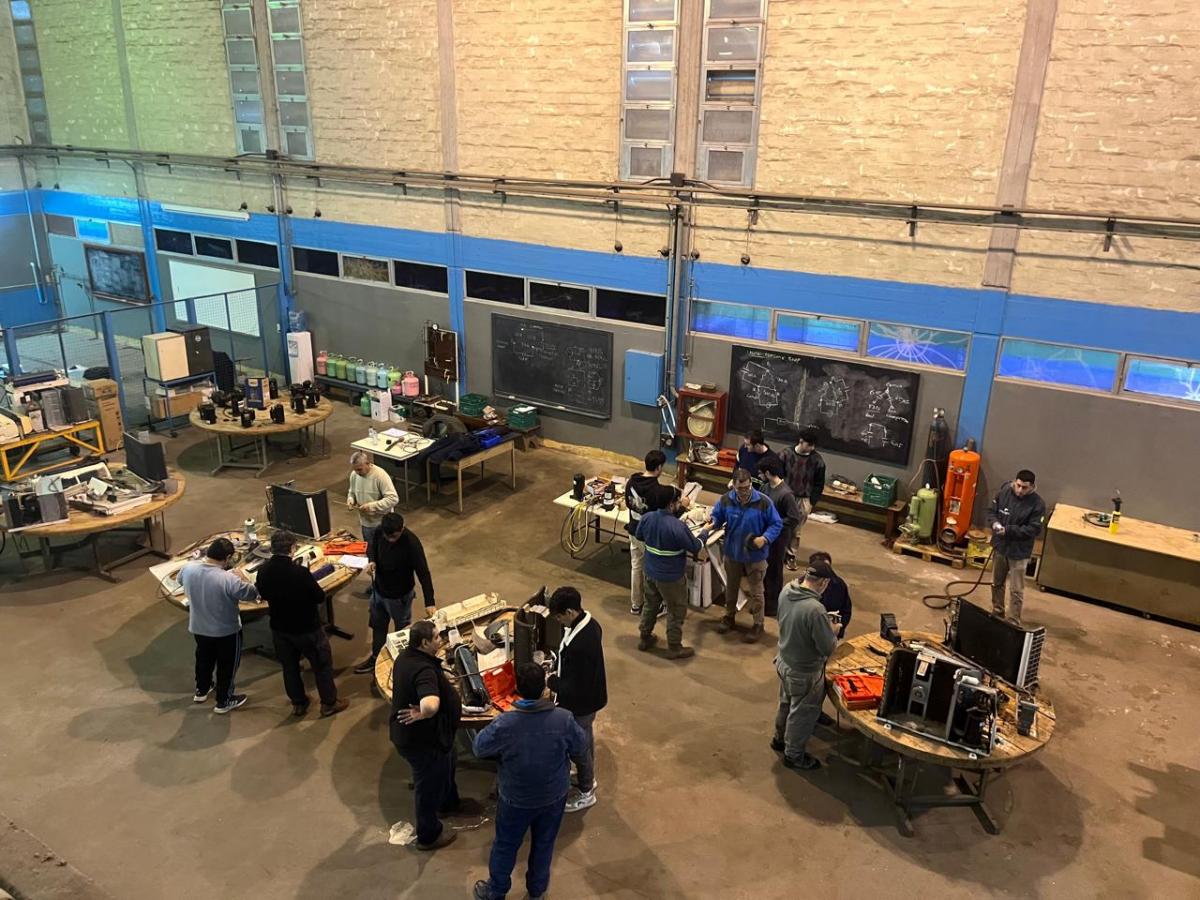 CURSOS DE LA FACET. Tras el receso de invierno, se vienen nuevas capacitaciones en mecánica y climatización automotriz. / CORTESÍA JUAN CARLOS SANTANA