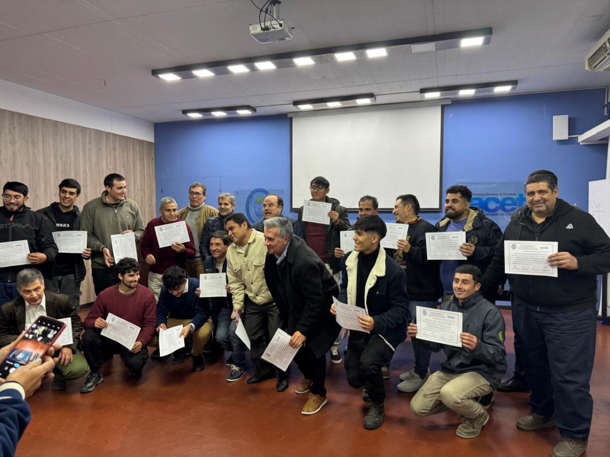 ENTREGA DE DIPLOMAS. El acto de colación de la primera promoción de instaladores de aires de la Facet./CORTESÍA DE JUAN CARLOS SANTANA