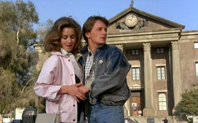 POLÉMICA. Marty viaja al pasado y conoce a quien iba a ser su madre.