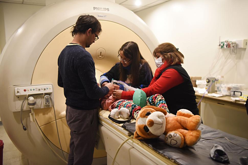 Hospital Padilla: peluches protegen a niños que deben usar el resonador