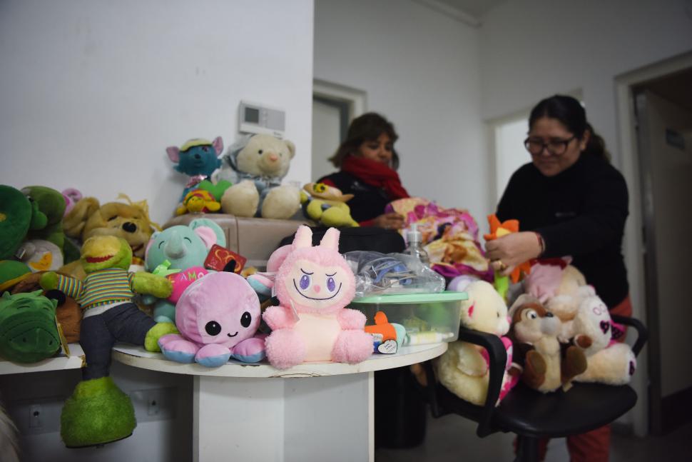 Hospital Padilla: peluches protegen a niños que deben usar el resonador
