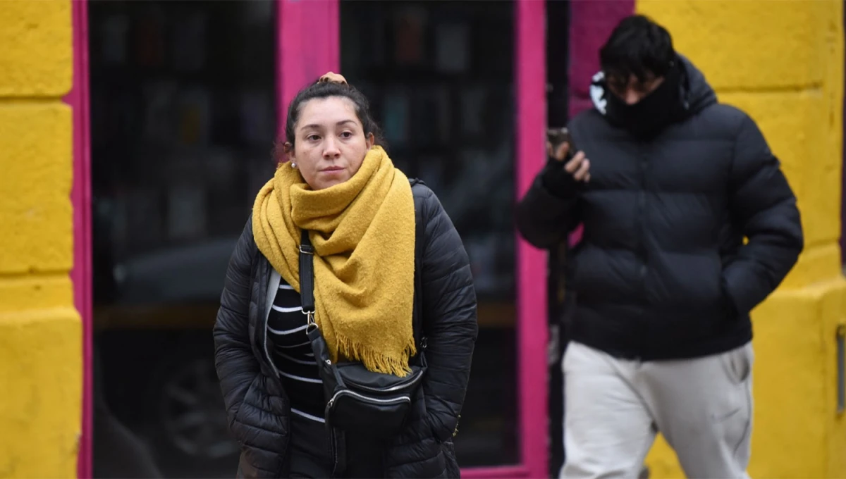 SALIR ABRIGADOS. Aunque se espera que suba la temperatura, las mañanas seguirán siendo frías en Tucumán y en la región. 
