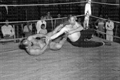 Recuerdos fotográficos: pelea de catch en el Tucumán de los 50