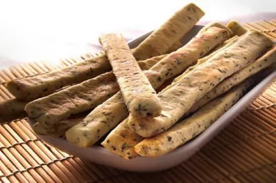 Grisines de avena y semilla sin harinas: la receta más saludable del clásico snack de las meriendas