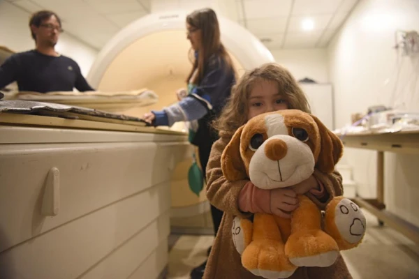 Hospital Padilla: peluches protegen a niños que deben usar el resonador