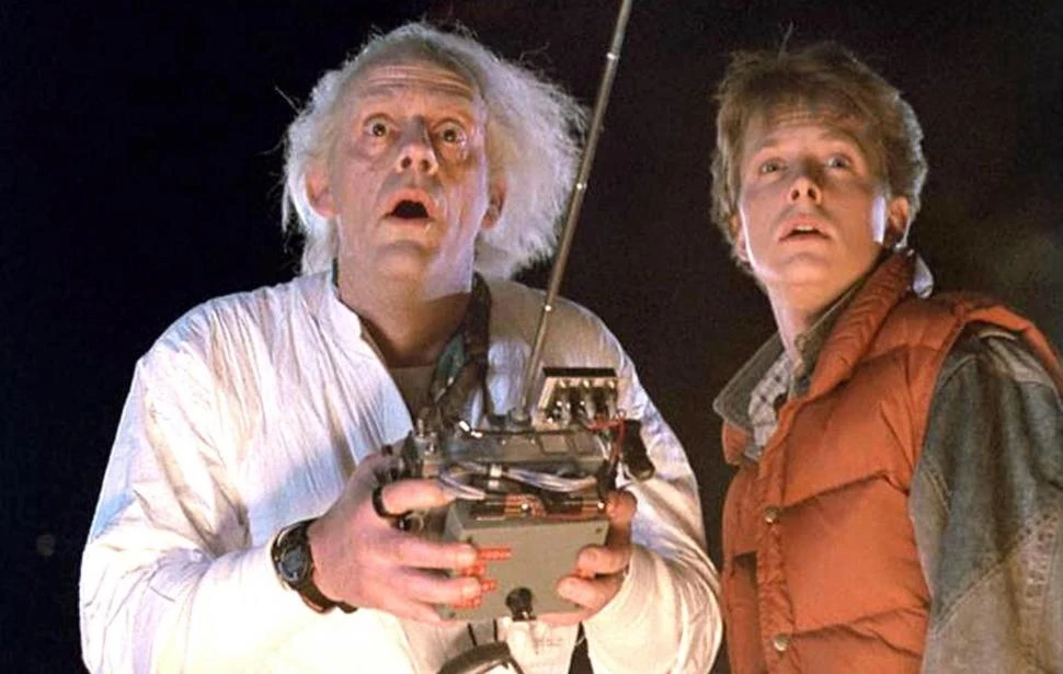 UNA DUPLA INOLVIDABLE. El Doc Brown y Marty McFly en una escena de la recordada película.
