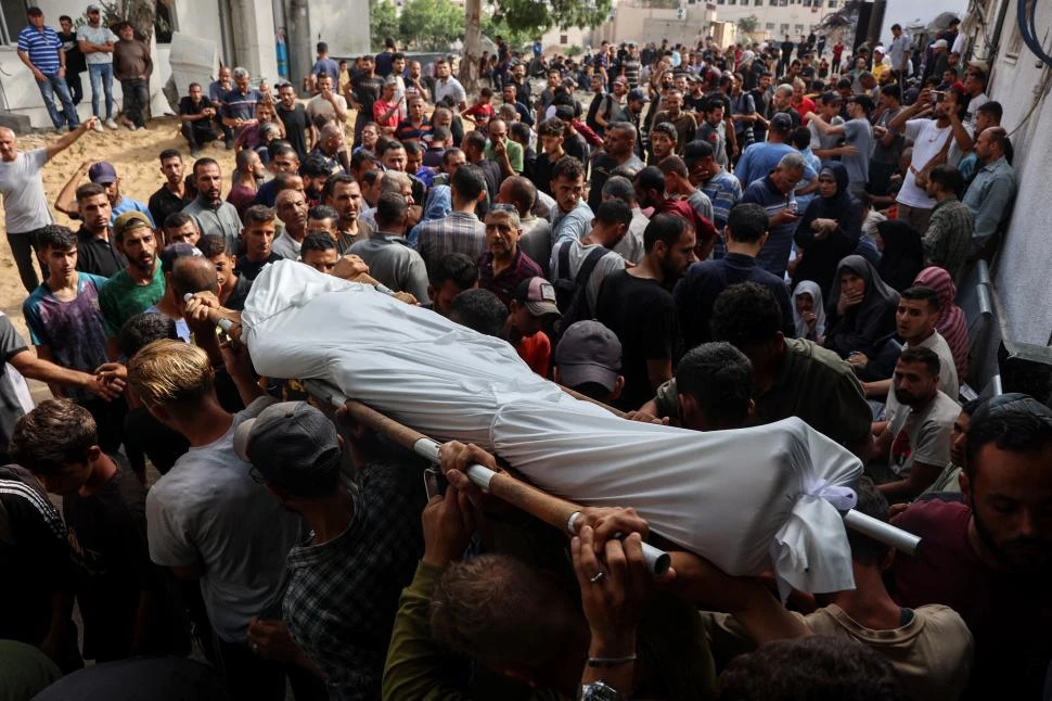 DUELO. Las procesiones funerarias son algo de todos los días en Gaza.