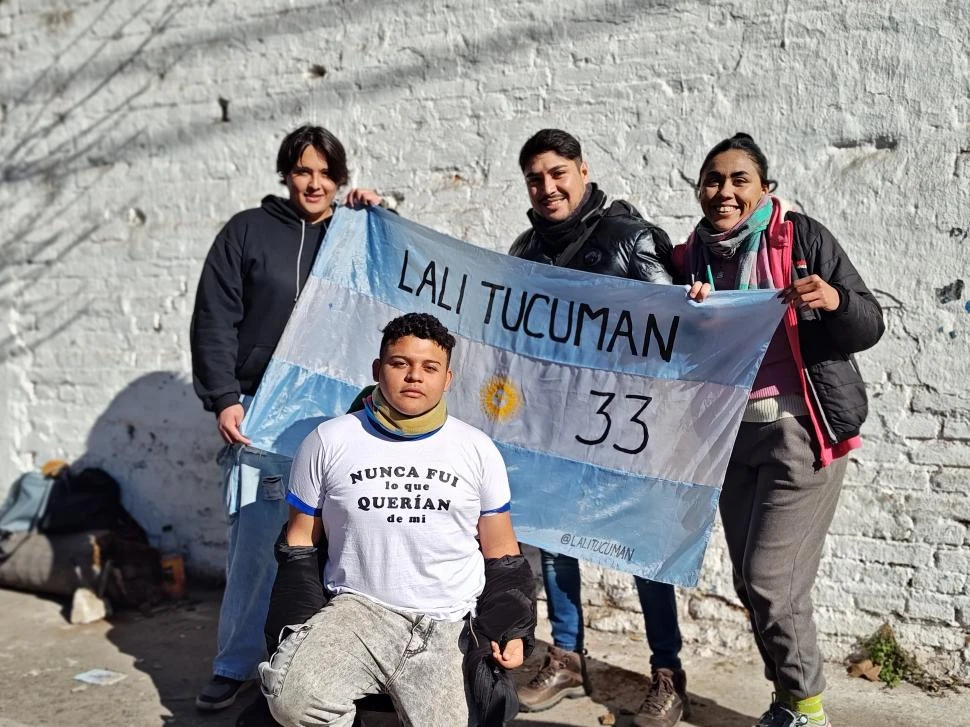 PASIÓN. Nahuel, Octavio, Ivana y Conrado muestran con orgullo la bandera que los identifica como fans.