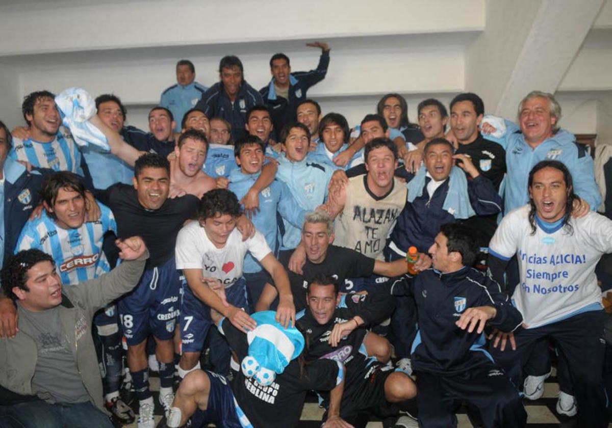 FESTEJO. El plantel del 2009 era dirigido por Héctor Rivoira.