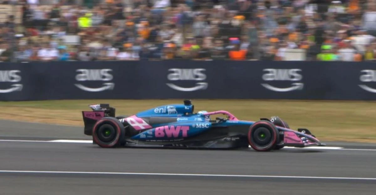 PONE PRIMERA. El francés es el que empieza a calentar las tribunas.