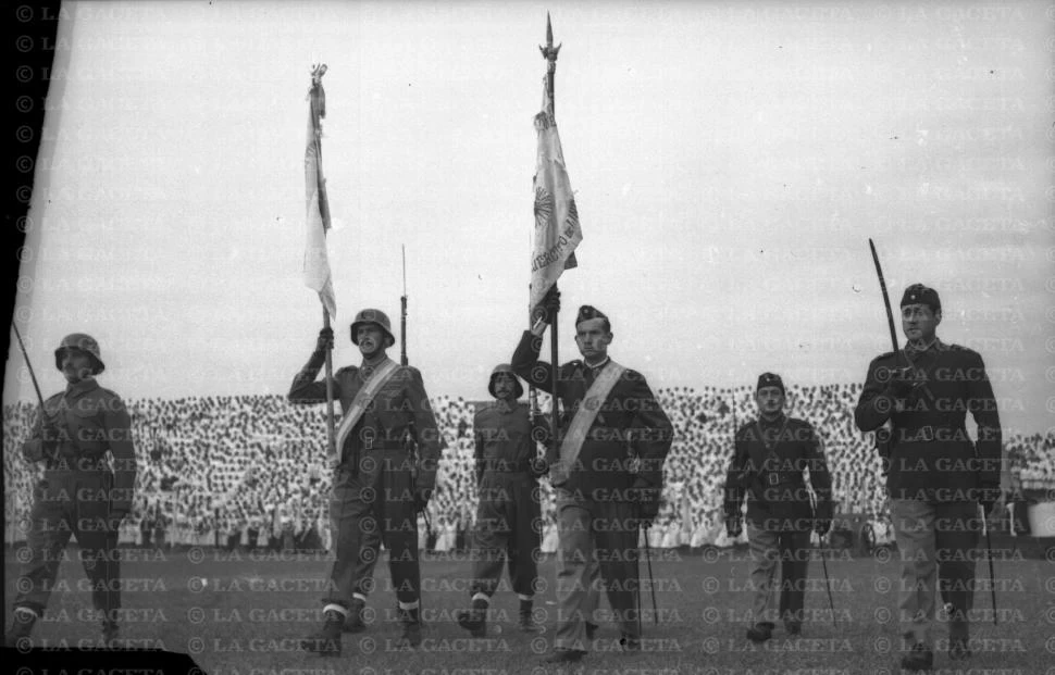 Recuerdos fotográficos: 1957: jura de la Bandera en la cancha de Atlético