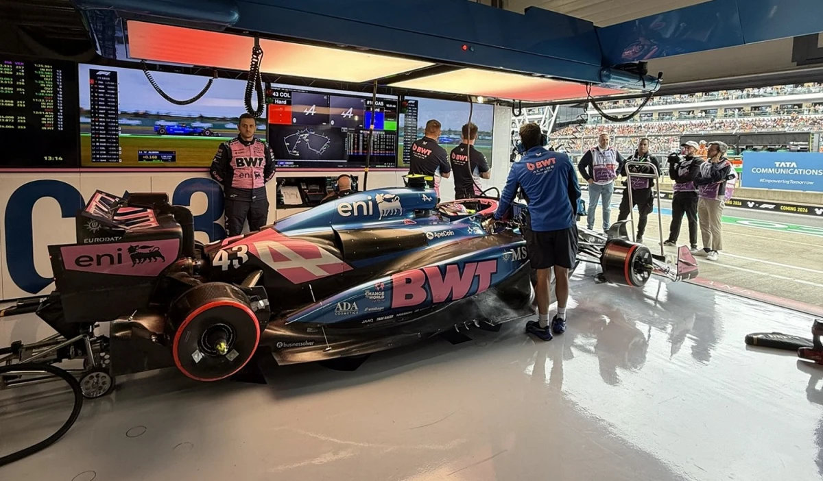 EN BOXES. El equipo de Alpine tuvo mucho trabajo para reparar el auto de Colapinto.