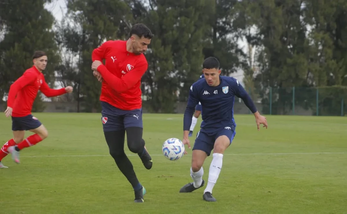 Clever Ferreira, de Atlético Tucumán, disputa la pelota con Ávalos, de Independiente.