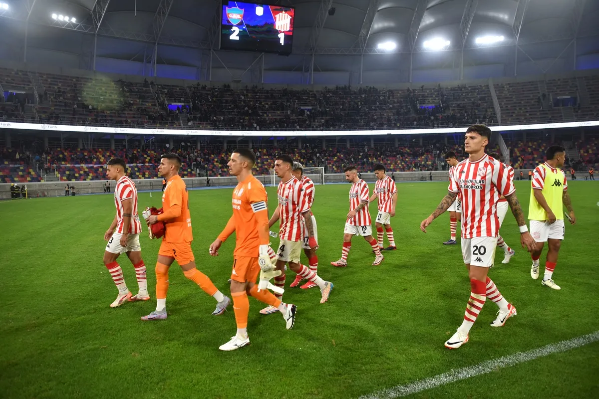 CARAS LARGAS. El plantel santo marcha rumbo al vestuario, tras caer contra Güemes.