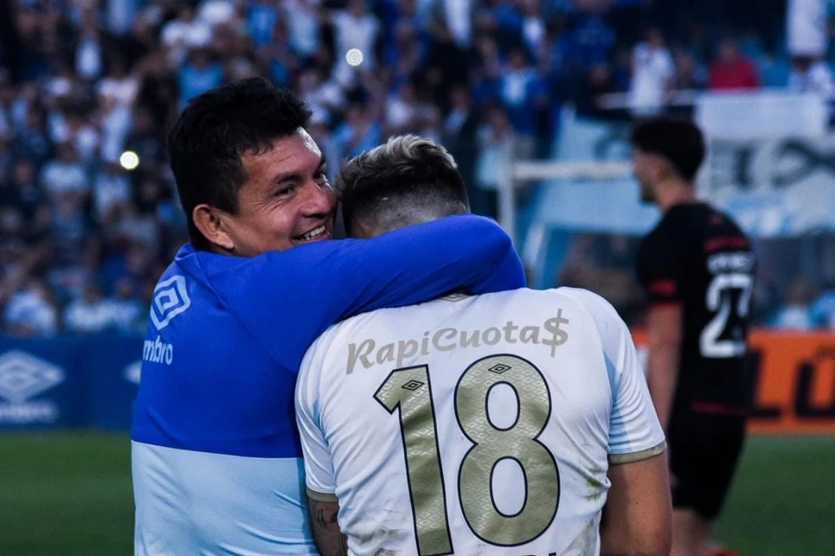 Renzo Tesuri junto al Pulga Rodríguez.