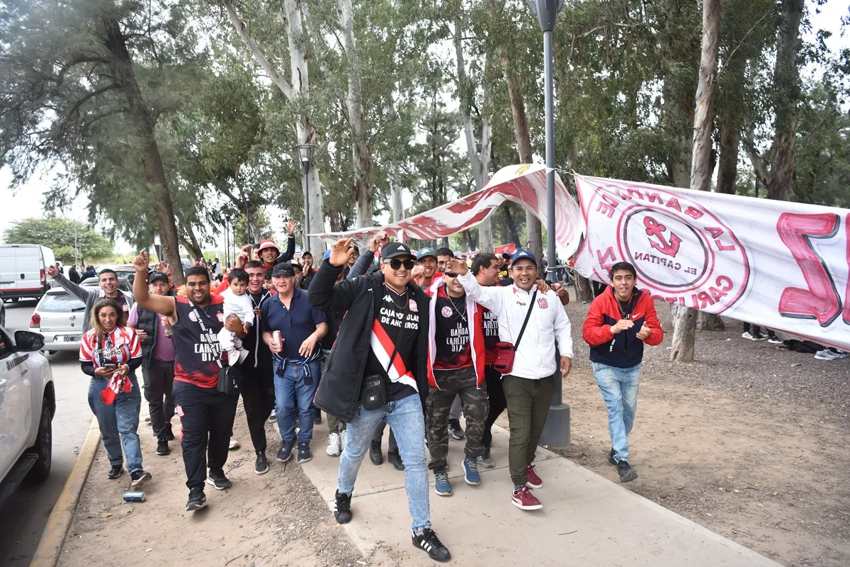 RUMBO AL ESTADIO. Los fanáticos de San Martín no ocultaron su pasión en Santiago del Estero.