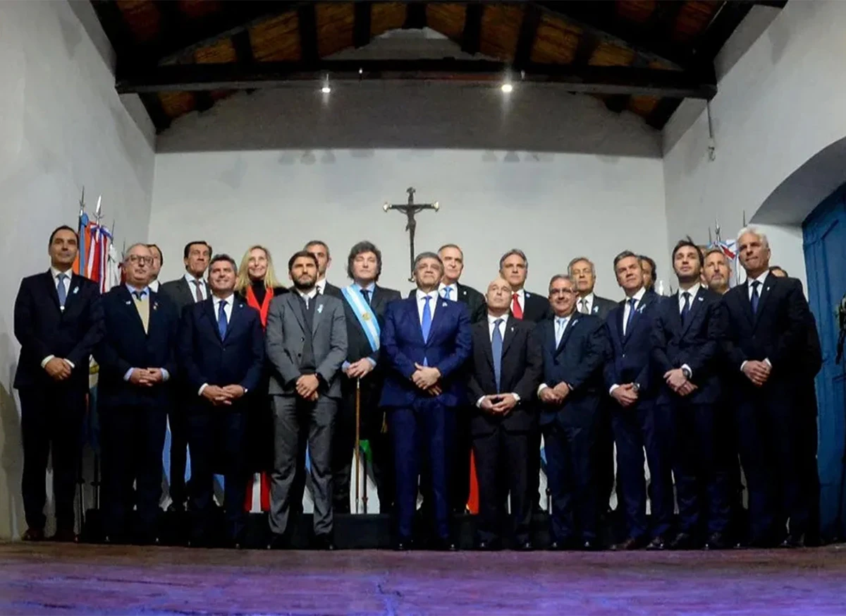 UNA POSTAL QUE INTENTA REPETIRSE. El año pasado, el Presidente Milei y 18 gobernadores firmaron el Pacto de Mayo en la Casa Histórica.