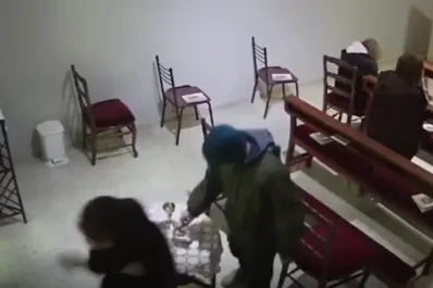 Ingresaron a una iglesia, participaron de la misa y le robaron a una mujer mientras rezaba