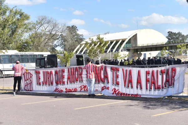 “Aunque dolió lo de la final, acá estamos”: los hinchas de San Martín renuevan su fidelidad en Santiago