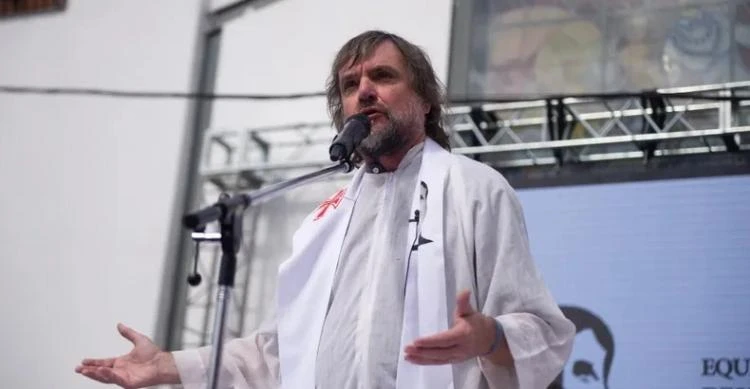 El cura “Pepe” Di Paola rememoró las enseñanzas del Papa Francisco. Indicó que la Argentina vive un momento complicado, en el que la sociedad está perdiendo posibilidades.