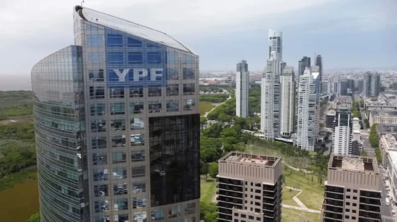 LA TORRE YPF EN PUERTO MADERO. Desde el edificio construido por César Pelli se pueden ver la Casa Rosada y otros sitios emblemáticos. 