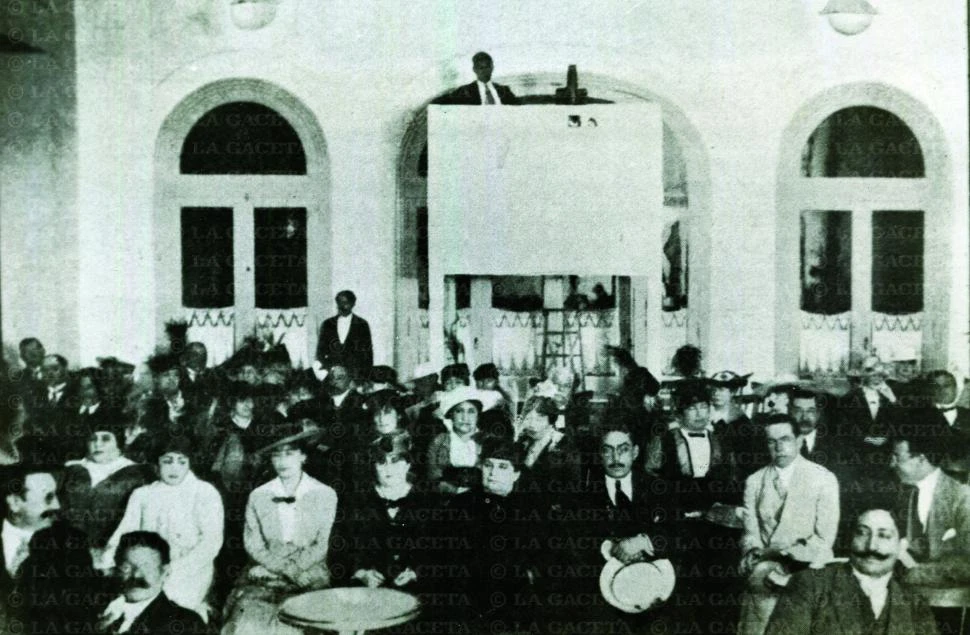 Recuerdos fotográficos: 1915, biógrafo en el club social