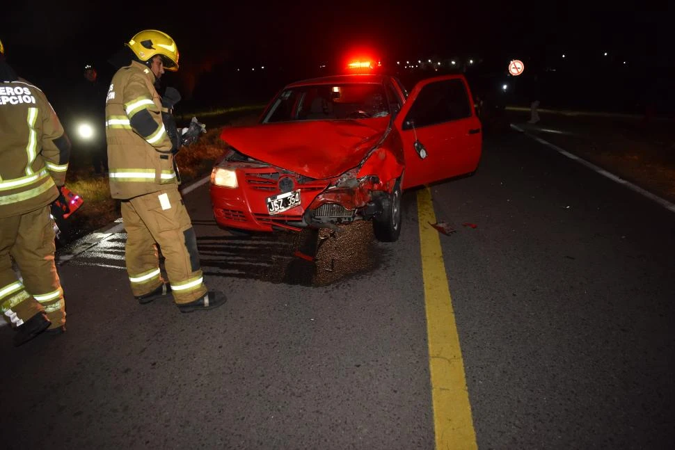 IMPACTO. El auto chocó contra uno de los animales sueltos que se cruzó en la calzada y terminó con daños importantes. la gaceta / fotos de osvaldo ripoll