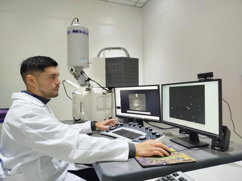 EN EL LABORATORIO. El geólogo Enzo Marcial trabaja con el microscopio del CIME, un equipamiento de altísima calidad disponible en Tucumán.