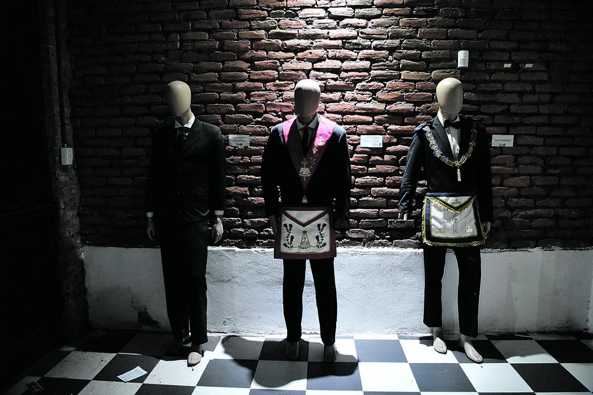 ATUENDOS. En el museo tucumano se expone las vestimentas de los masones.