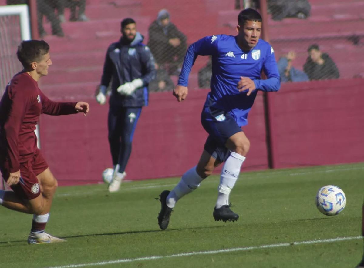 Clever Ferreira compartió zaga central con Marcelo Ortiz en el partido frente a Lanús.
