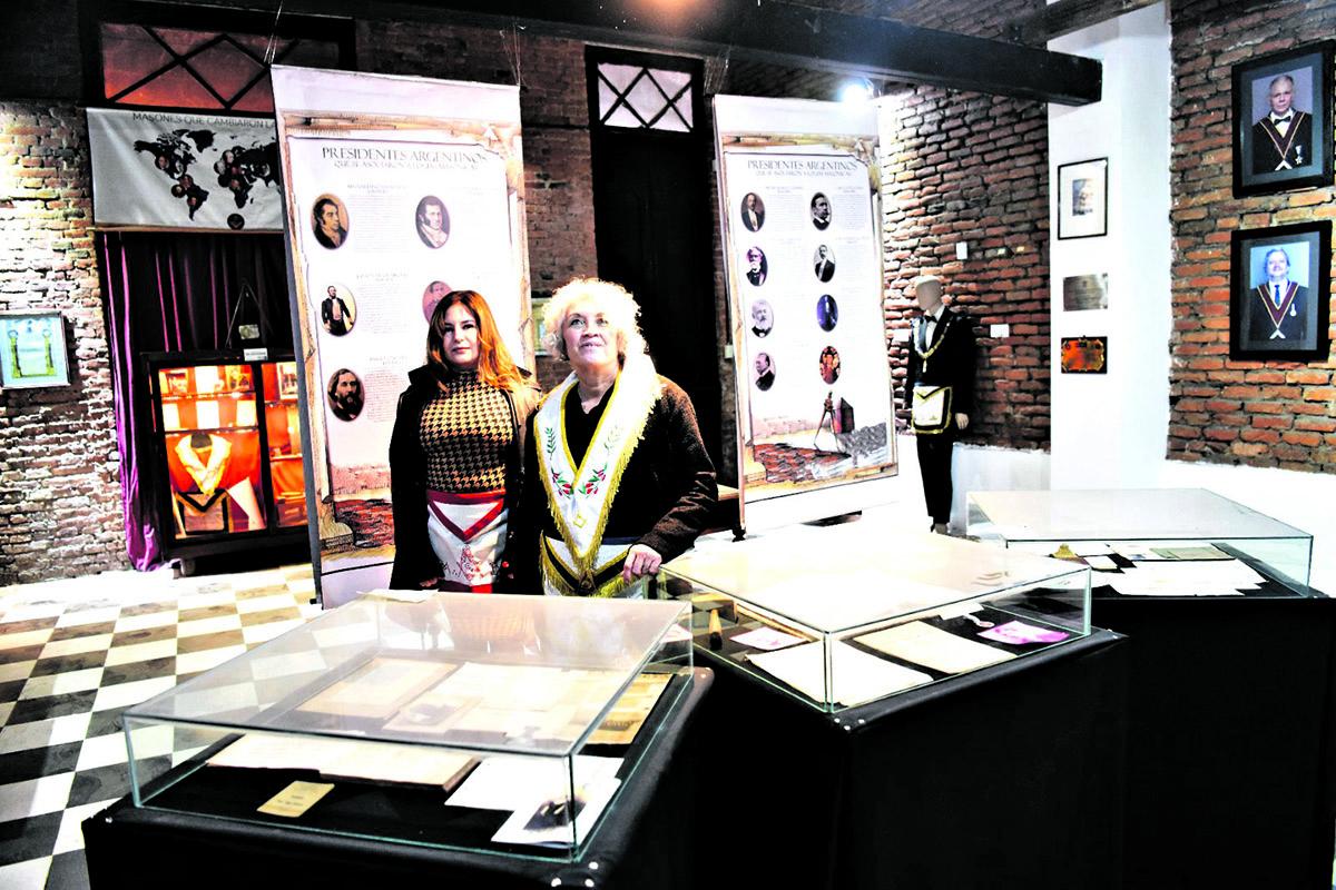 HERMANAS. La Gran Maestra junto a Isabel Díaz, una masona tucumana.