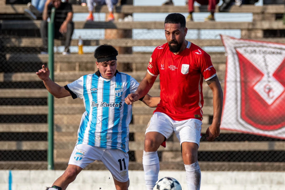 Gonzalo Reyes, de Atlético, disputa la pelota con Carlos Cisneros, de Tucumán Central.