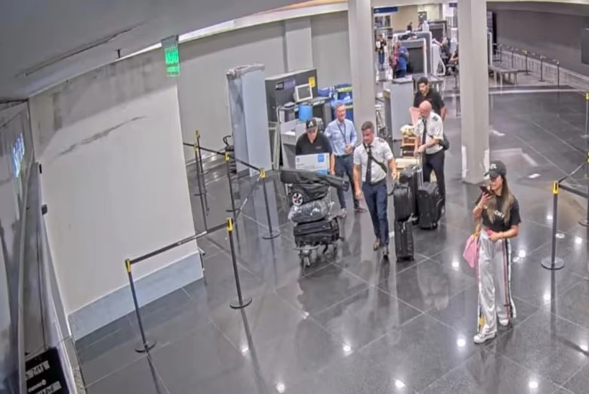 Belén Arrieta, tras pasar los escáneres de Aeroparque, detrás parte de la tripulación con las valija. LA NACIÓN